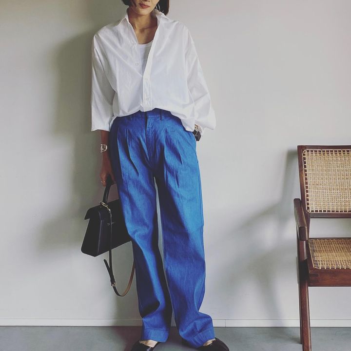 画像: 【ウォードブルー】GRORY ツータックパンツ￥33,000 腿から裾まで身体につかないリラックス感のあるデニムパンツ。軽さのある生地を使い、フロントタックの長さにもこだわっています。 www.woadblue.jp