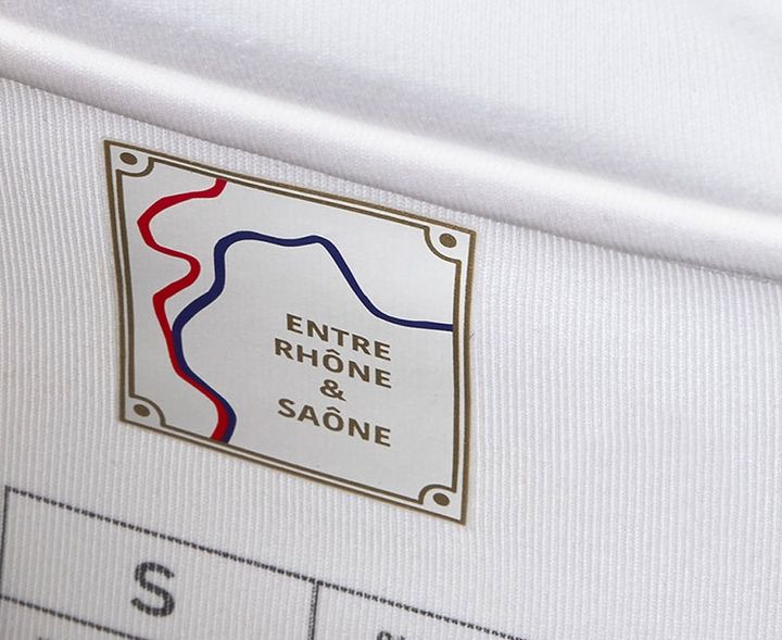 名門リヨンが2024-25新ユニフォームを発表！3季ぶりのELを戦う「2本の川」デザイン