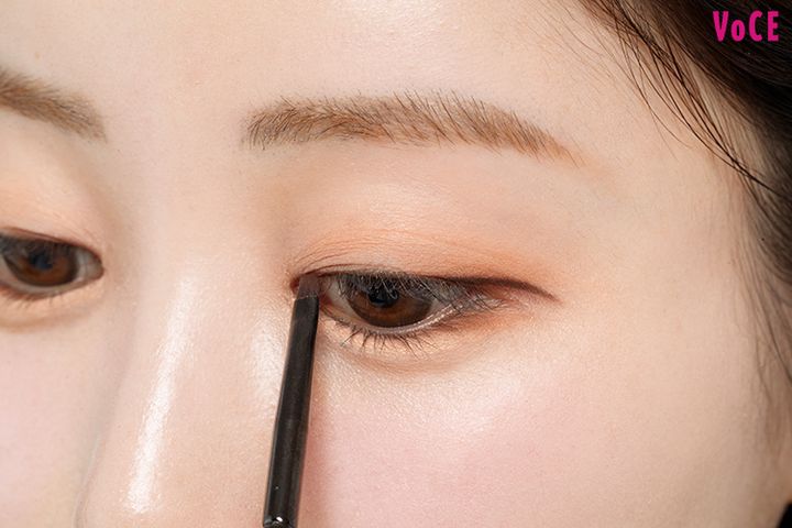 アイライナーと濃いめシャドウで目の形を補整しつつ、デカ目に