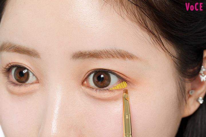 目尻の三角ゾーンに影色を仕込み、さらにデカ目に！