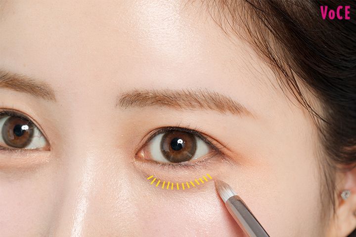 淡い影色でラインを引いて涙袋のボリュームを強調