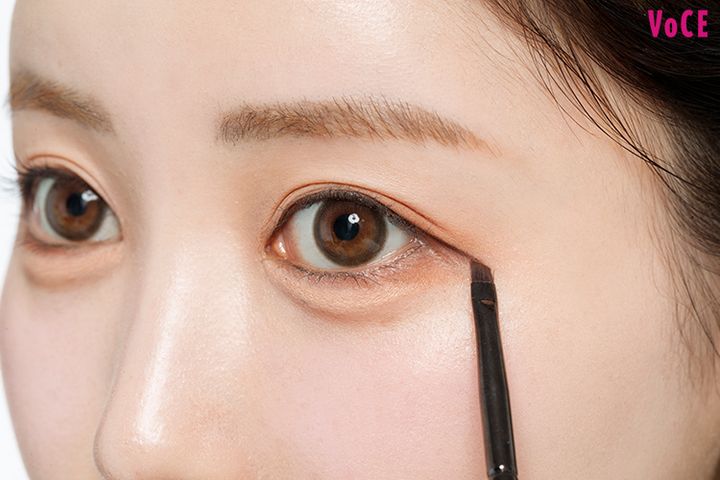 アイライナーと濃いめシャドウで目の形を補整しつつ、デカ目に