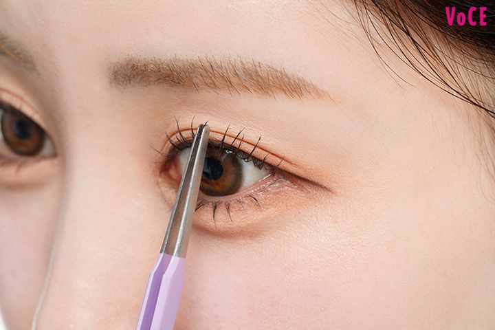 マスカラをつまんでドーリィな束感まつげに