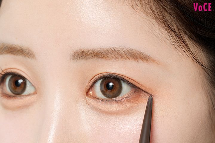 アイライナーと濃いめシャドウで目の形を補整しつつ、デカ目に