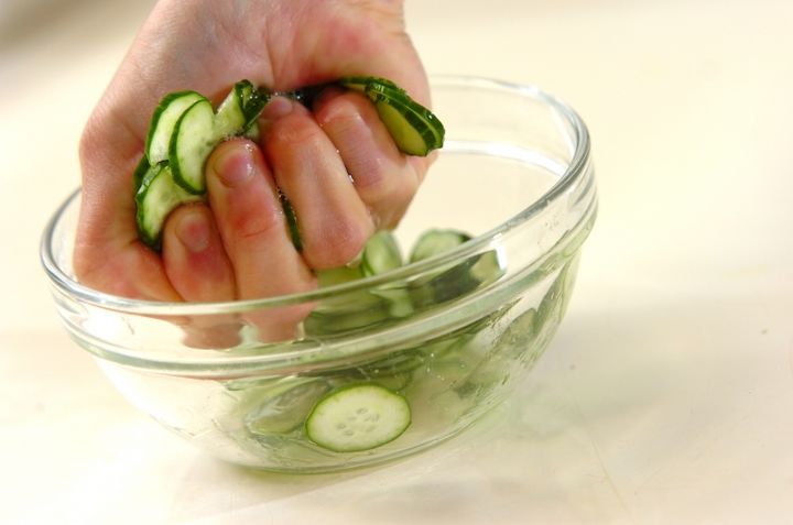 キュウリとワカメのゴマ酢の下準備1