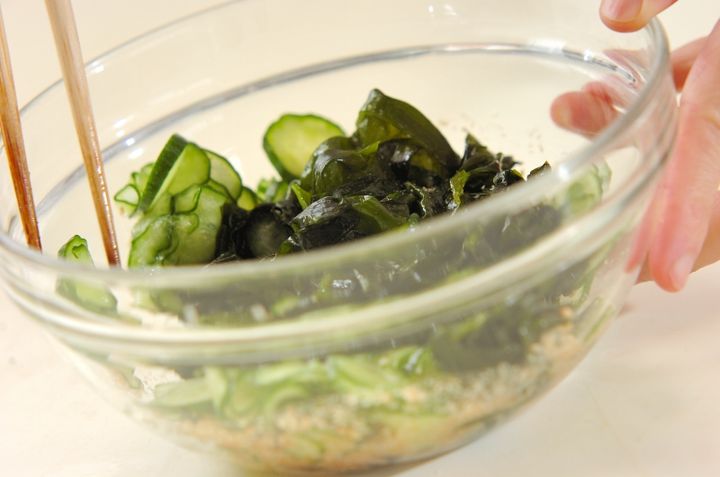 キュウリとワカメのゴマ酢の作り方1