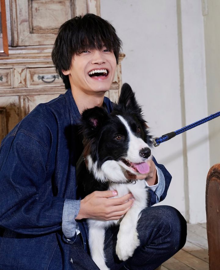 Aぇ! group佐野晶哉、共演スター犬「吾郎さん」にメロメロ！『明日を綴る写真館』の笑顔あふれる場面＆メイキング写真