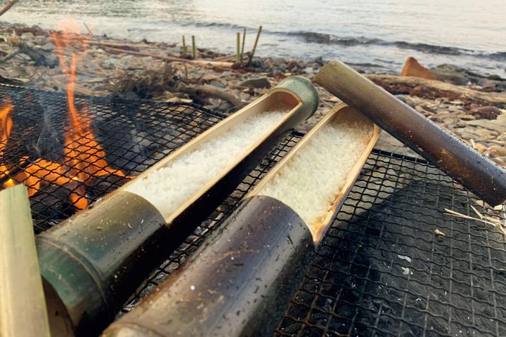 竹で米を炊く様子