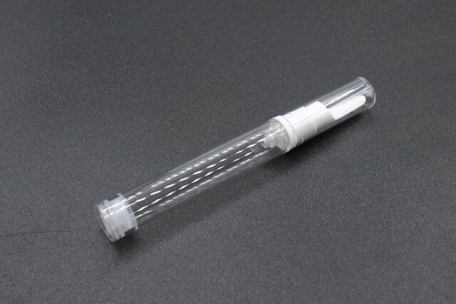 ダイソーのアイクリーム真空容器（長細いタイプ、17mL）