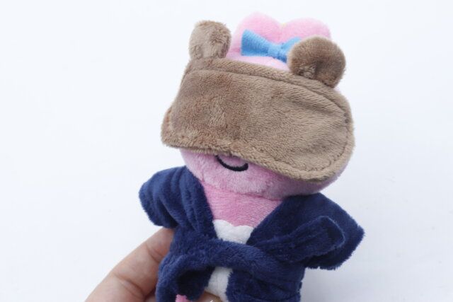 セリアのぬい用アイマスク ヲタコレをぬいぐるみに着けた様子