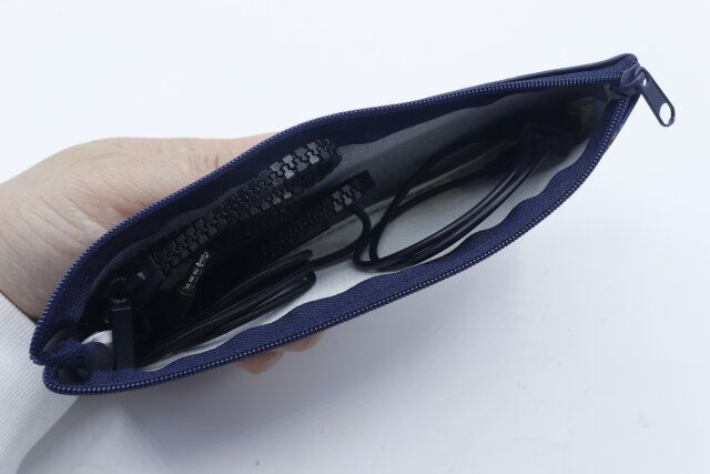 セリアの合皮 ペンケース VG＆CMにケーブルを入れた様子