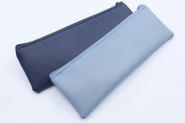 セリアの合皮 ペンケース VG＆CMの背面デザイン