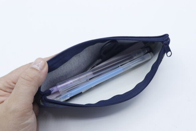 セリアの合皮 ペンケース VG＆CMにペンを入れた様子