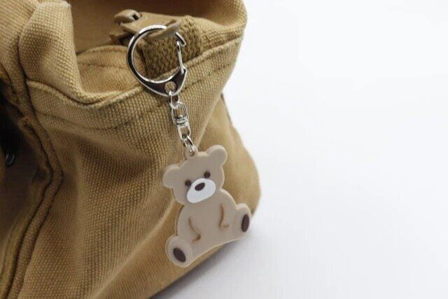 セリアの虫よけチャーム ベアーデザインをバッグに吊り下げた様子