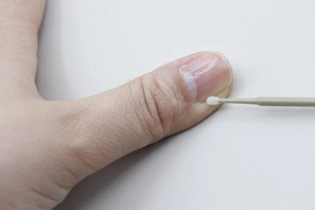 セリアのお直しスティックでネイルを直す様子