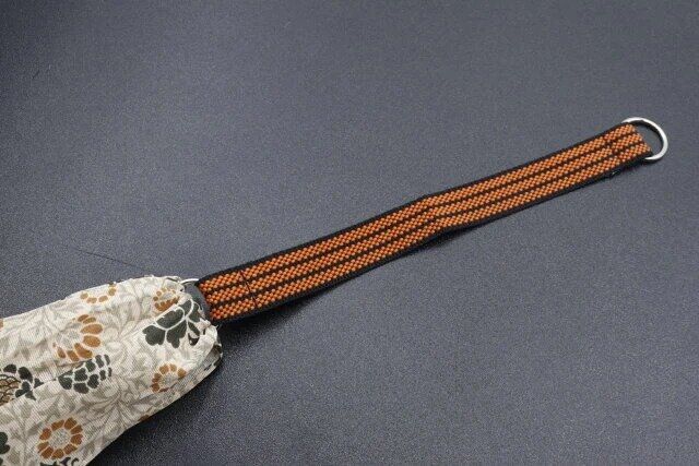 セリアのテープハンドルを手ぬぐいに取り付ける様子