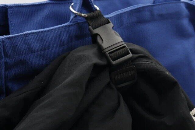 セリアのジャケットホルダーにジャケットを通した様子