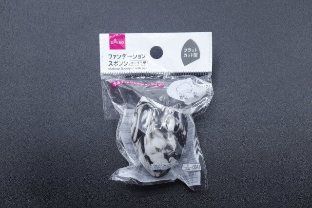 ダイソーのファンデーションスポンジ マーブル柄のパッケージ