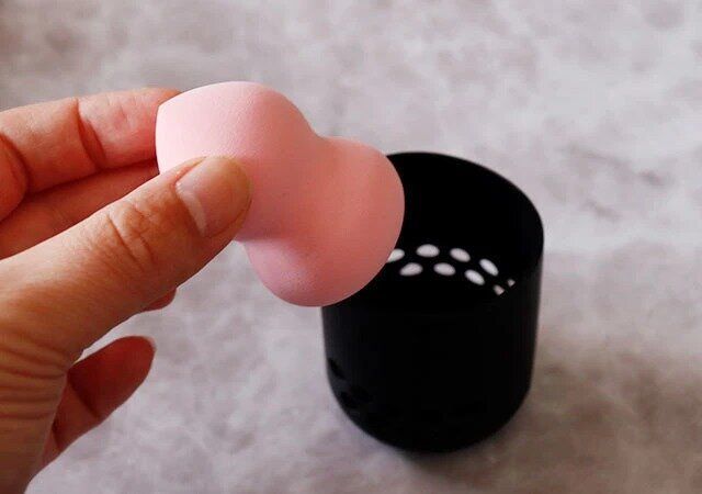 ダイソーのシリコーンパフケースにパフを収納する様子