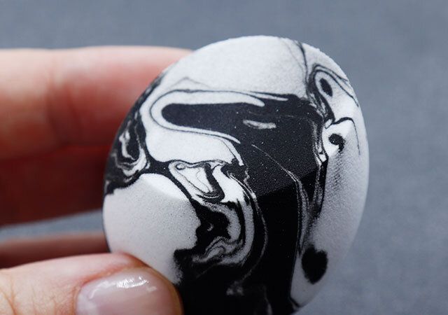 ダイソーのファンデーションスポンジ マーブル柄の形状