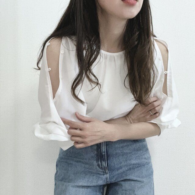 GUオープンショルダーブラウスの肩スリット部分2つ開けたシルエット