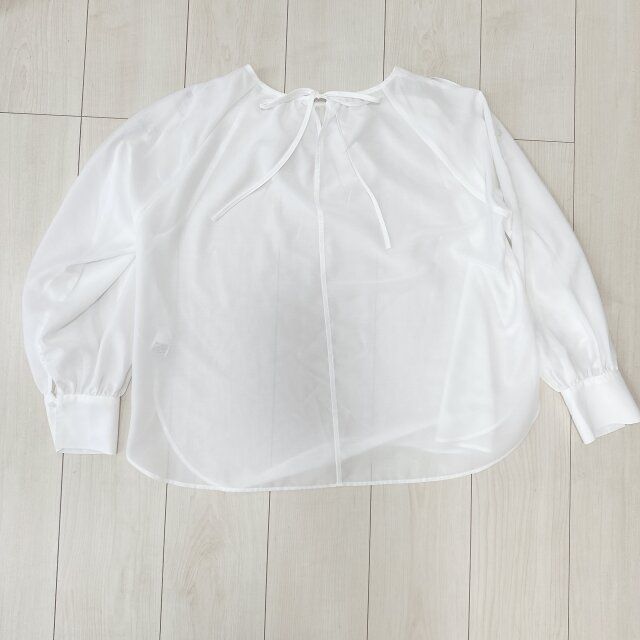 GUオープンショルダーブラウスの背面