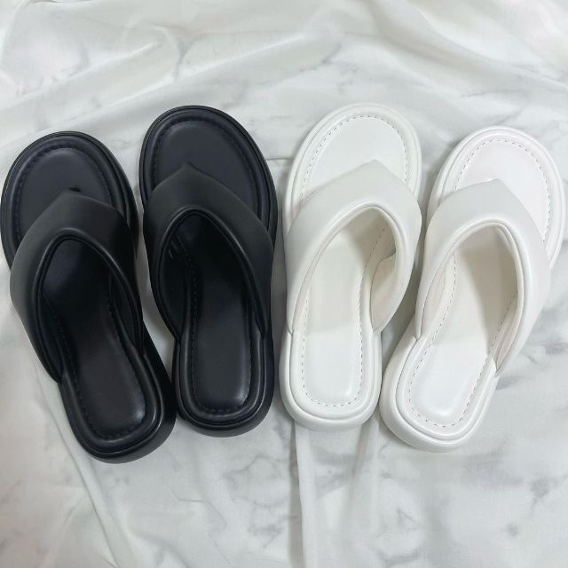 黒と白のGUプラットフォームトングサンダル