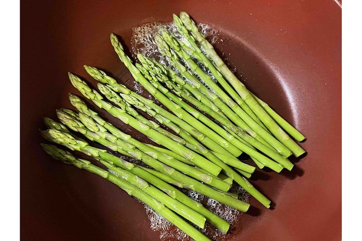 ▲ミニアスパラガスの場合は、下処理ほぼ不要（根元を数ミリ切る程度）。そのままフライパンでサッとバター炒めするだけで、おいしいです。