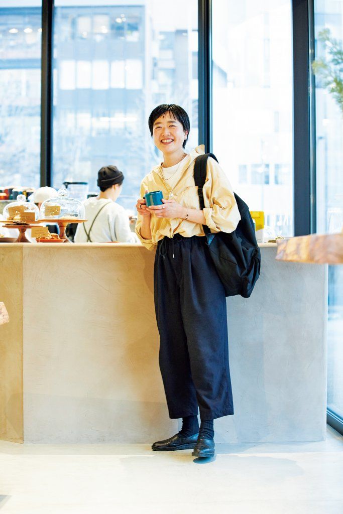 イエローのシャツが映えるベーシックなコーデ【おしゃれなお店に集まる人をスナップ】