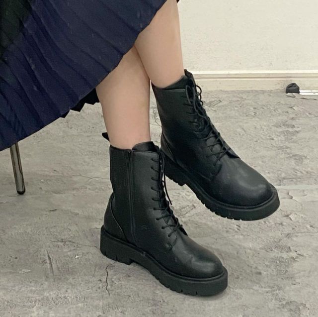 コンフィールタッチレースアップショーツブーツと合わせたスタイリング