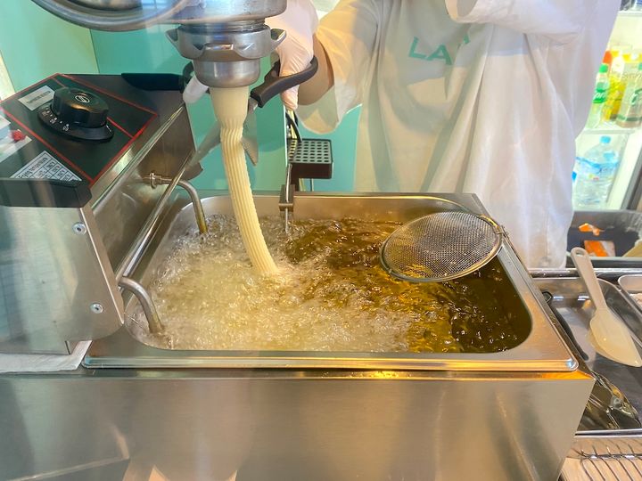 オーダー後は目の前で揚げてくれるのでカメラのご用意を！