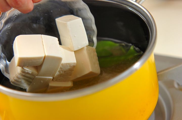 キヌサヤと豆腐のみそ汁の作り方2