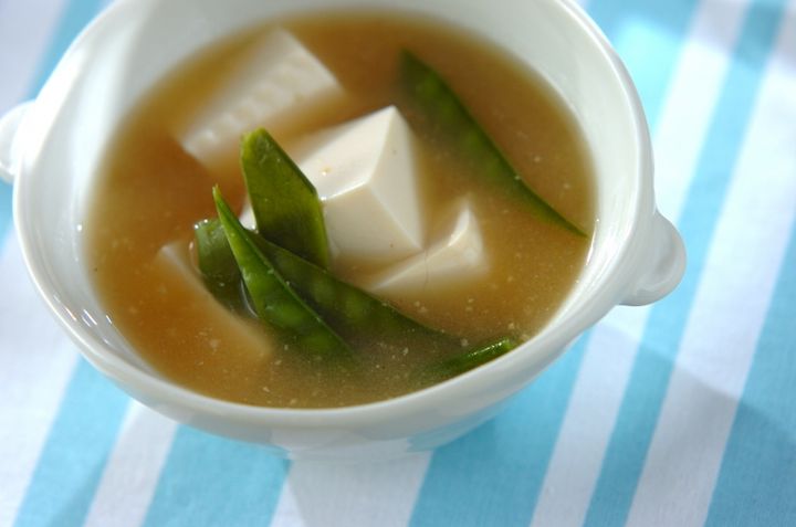 キヌサヤと豆腐のみそ汁