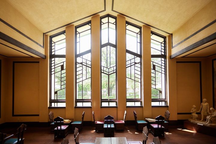 狭いところから広い空間へ出ると、より開放感を得られる