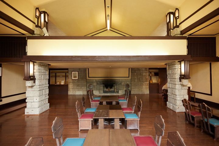 窓側から入口の方を見ると、低い天井を支える大谷石の柱、その上には何やら空間もある