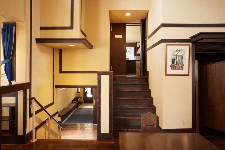 中央玄関から食堂、そしてミニミュージアムへ、階段を使って高さの異なる空間を作り出している