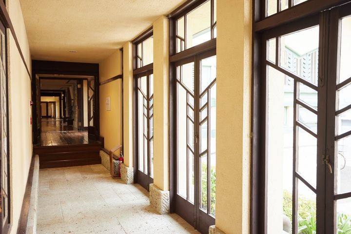 ファサードや玄関に使われていた大谷石は、館内廊下でも利用されている