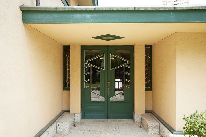 玄関にも大谷石が使われている