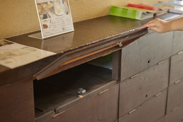 当時使われていた靴箱は実際に開けることもできる