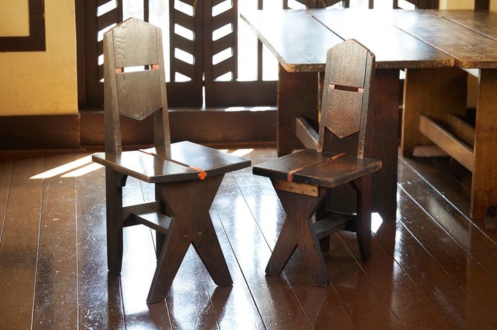 右がオリジナルの椅子、左は現代用に復刻したもの。当時使われていたテーブルある