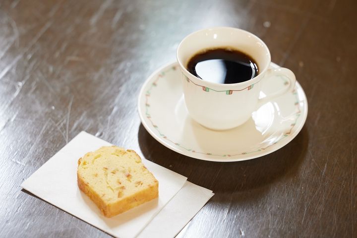 コーヒーまたは紅茶に本日の焼き菓子がセット。コーヒーは銀座の老舗カフェの豆を使用