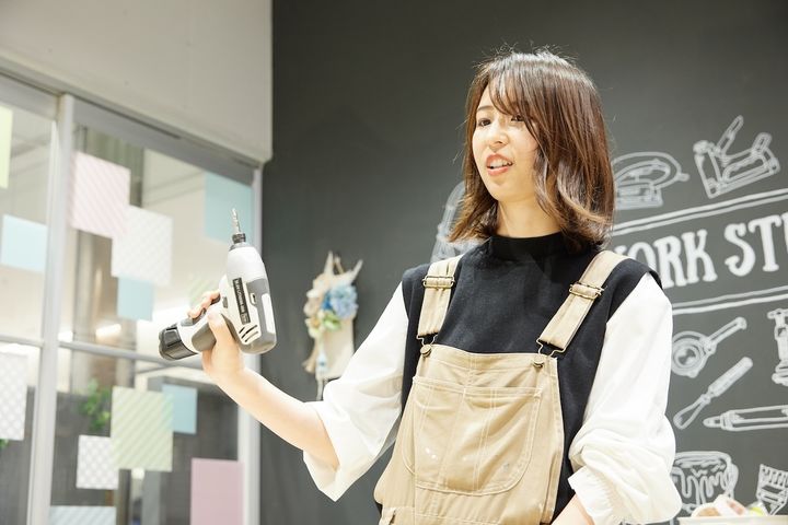 電動ドリルドライバーは、初心者向けの軽量なものを使用