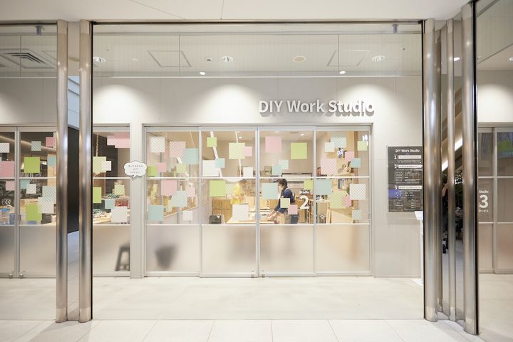 入口横にある「DIY work studio」
