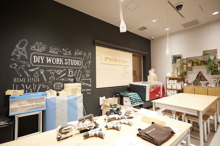 チョークアートで工具が描かれた壁も素敵