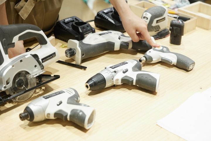 ネジを締める工具や木材を切る工具などいろいろ
