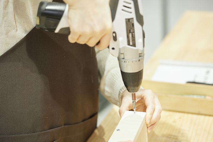 電動ドリルドライバーで下穴を空けて、ネジ締め。