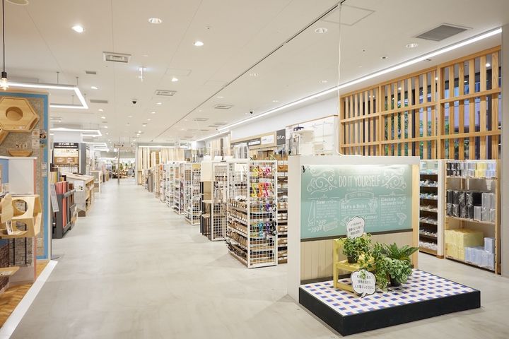 店内の棚が低めだから、奥まで見通せる