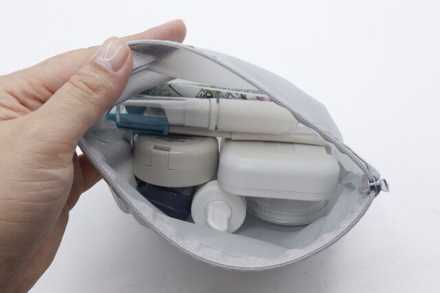 セリアのメッシュプリントギャザー 舟形ポーチのサイズ感