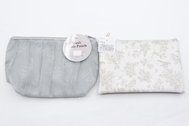 セリアのメッシュプリントギャザー 舟形ポーチと合皮フラットポーチ トワルドジュイ風デザインの商品タグ
