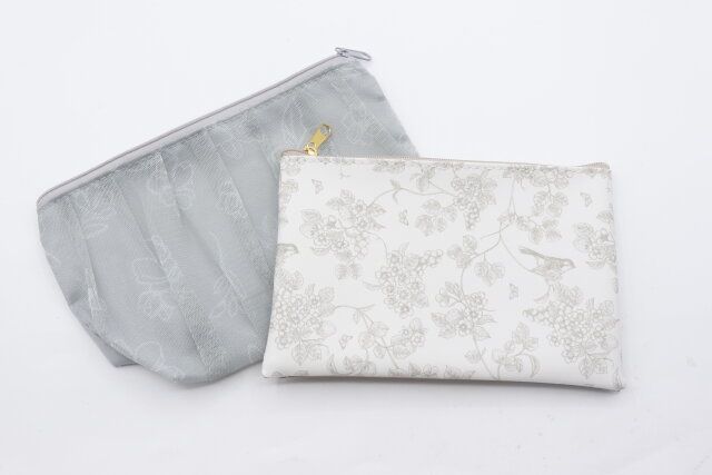 セリアのメッシュプリントギャザー 舟形ポーチと合皮フラットポーチ トワルドジュイ風デザイン